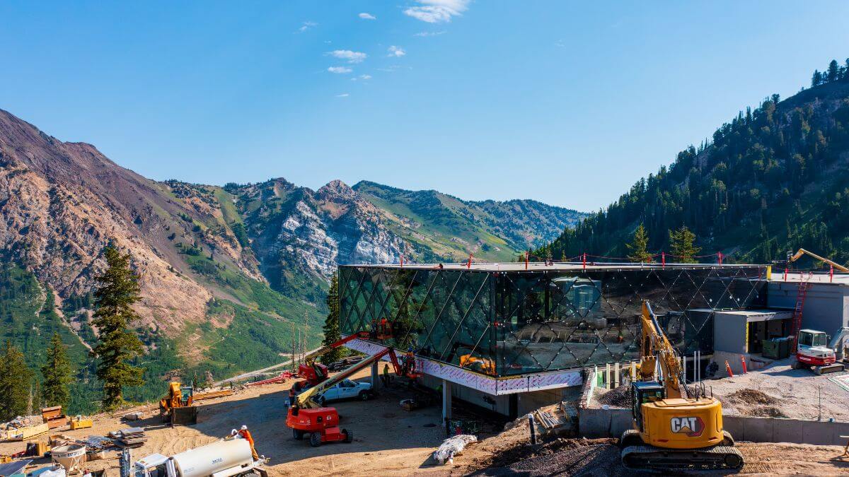 Новый ресторан Snowbird в середине Mountain должен открыть для зимнего сезона 2025-26.