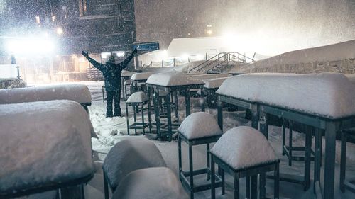 Сейчас S Resorts в Новом Южном Уэльсе был поражен массивной снежной свалкой, поскольку энтузиасты лыж заставляются выйти на склоны во время школьных каникул. Фолс -Крик  