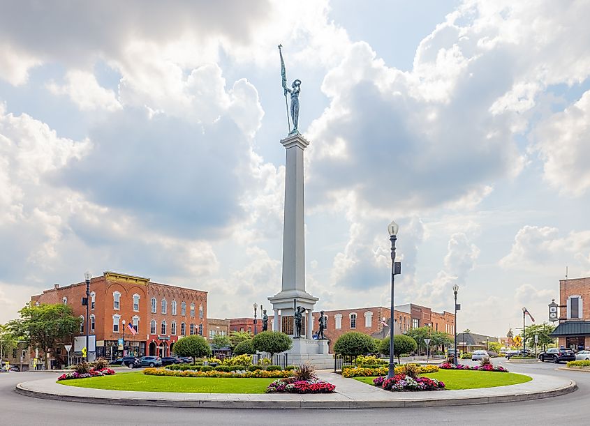 Памятник солдат округа Стеубен в центре Анголы, штат Индиана.