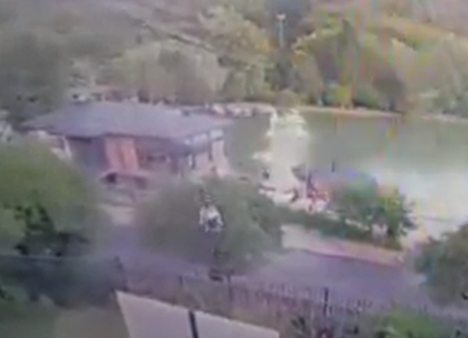 Верхний вид на озеро и здание.