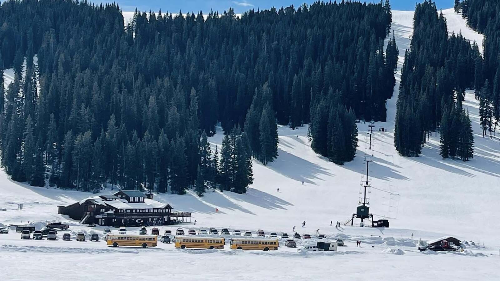 Медоуларк Ski Area и Lodge - убежище от билетов на лифт к северу от 300 долларов.