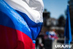 Толпа активистов подожгла флаг России