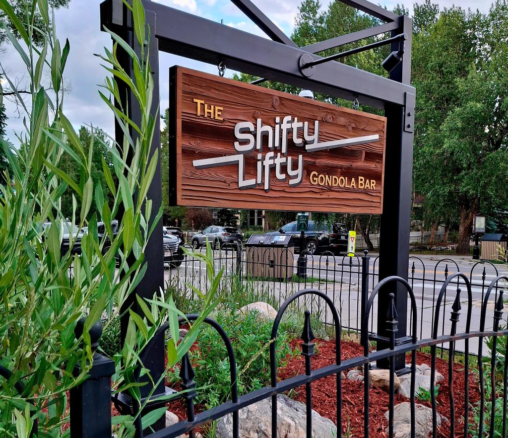 Shifty Lifty - новый бар и ресторан всего в нескольких шагах от гондолы Breckenridge Ski Resort - готовится к открытию