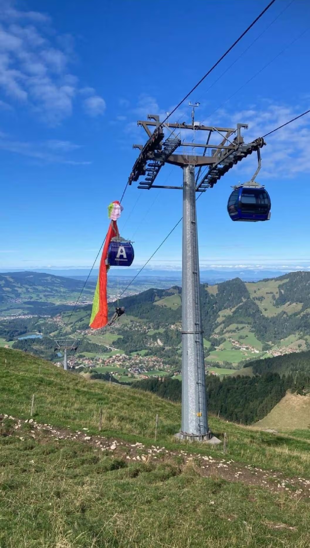 Paraglider сталкивается с гондолой в швейцарской горнолыжной зоне в регионе Грюйер