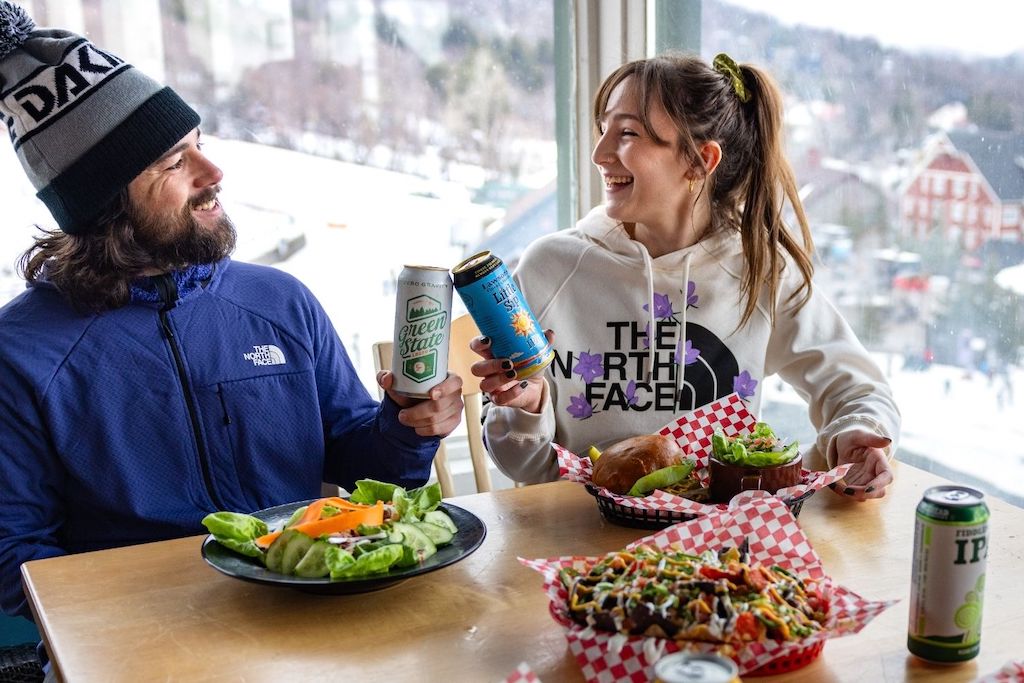 Пара поджарий перед обедом в ресторане Wünderbar и баре в Sugarbush Ski Resort