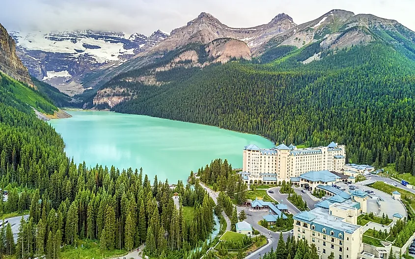 Fairmont Chateau Lake Louise, национальный парк Банф, Альберта.