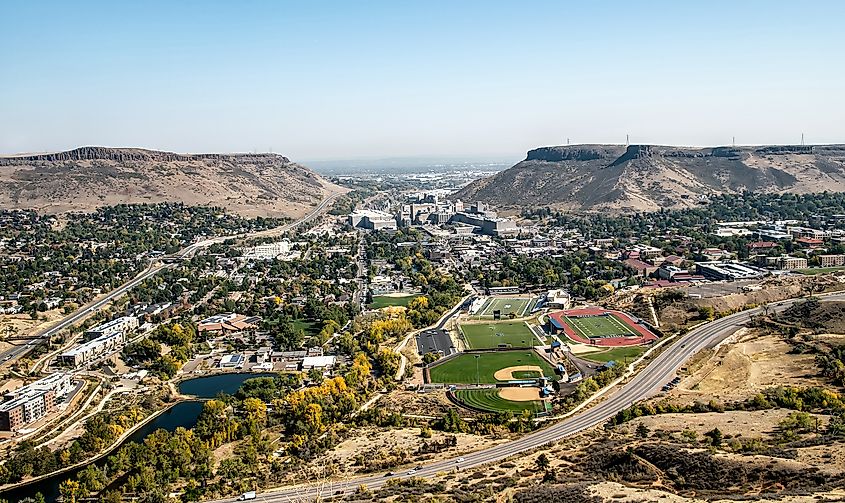 Город Золотой, штат Колорадо, как видно из Lookout Mountain Road, также известный как Lariat Loop Scenic Byway.