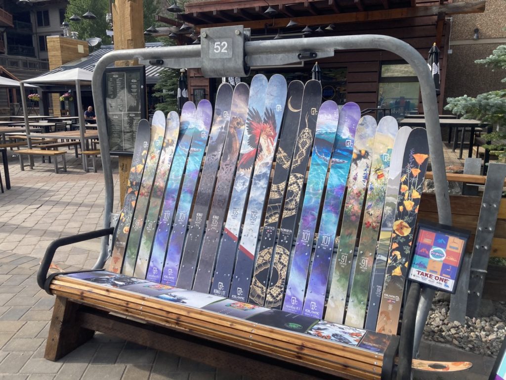 Аукцион для настраиваемых стульев, построенных из горнолыжного лифта Copper Mountain Resort, собирает деньги для некоммерческой организации