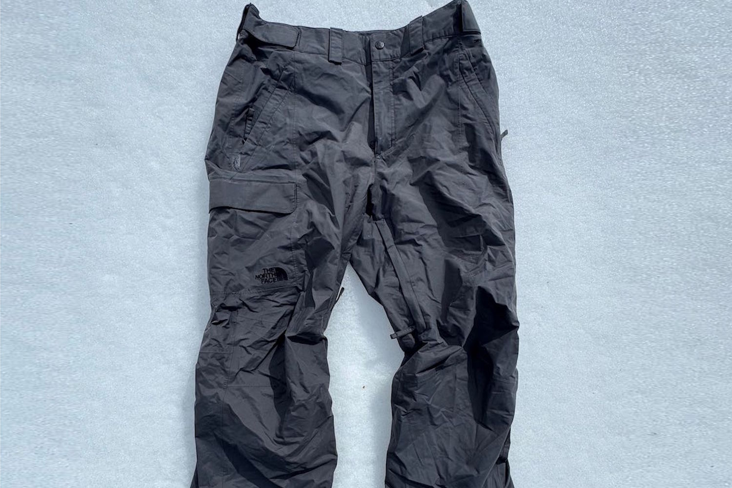 TNF Freedom Pants лежат на снегу