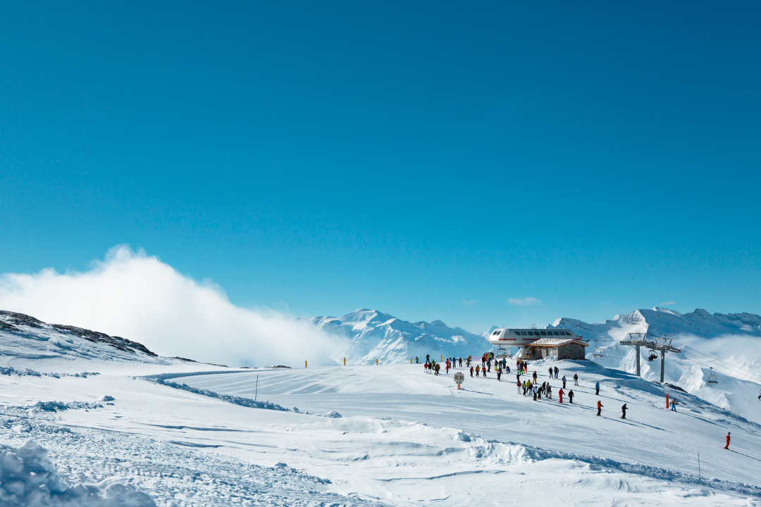 Сэкономьте на лыжах в трендовые места, такие как Val D'isere и Val Thorens в зимней распродаже
