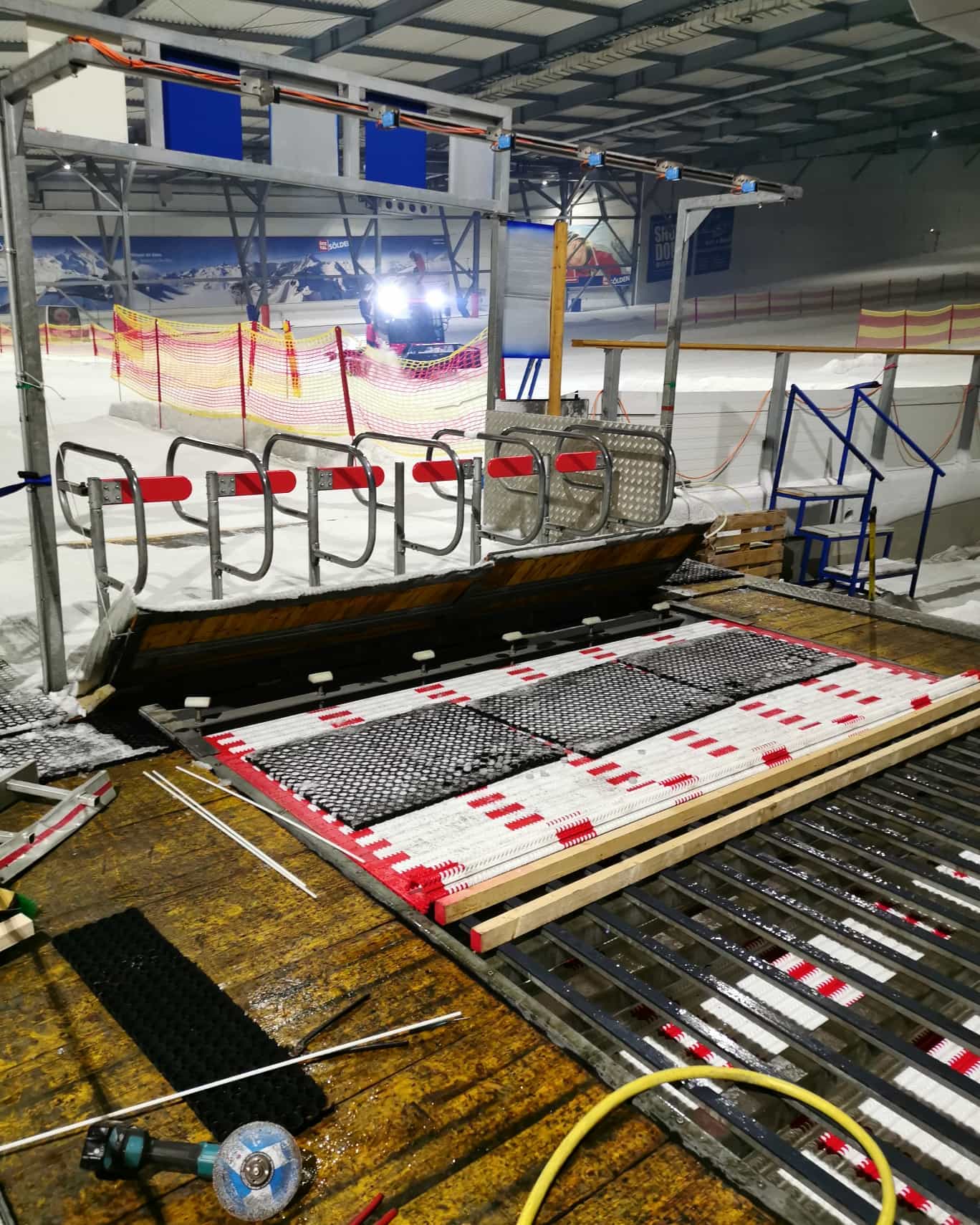 Единственный в мире съемный шестиместный кресло-подъемник в крытом лыжном центре. | Фото: Snowworld Bispingen, Германия. | Фото: Snowworld Bispingen Facebook