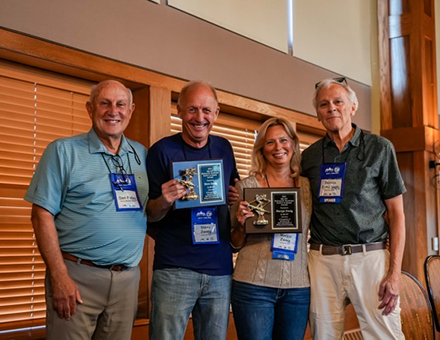 Бристольская гора С. Дэн Фуллер слева и праздничная долина С. Деннис Эшбо Права, врученные адвокаты Стив и Мэриджо Цвейг с безопасностью Стаффорда в лыжных наградах.