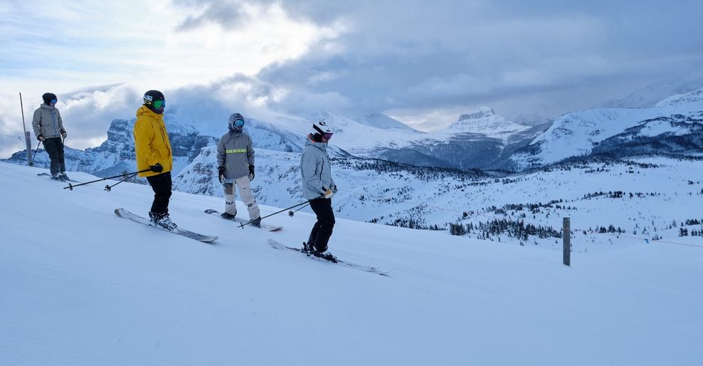 снег на горнолыжном курорте
