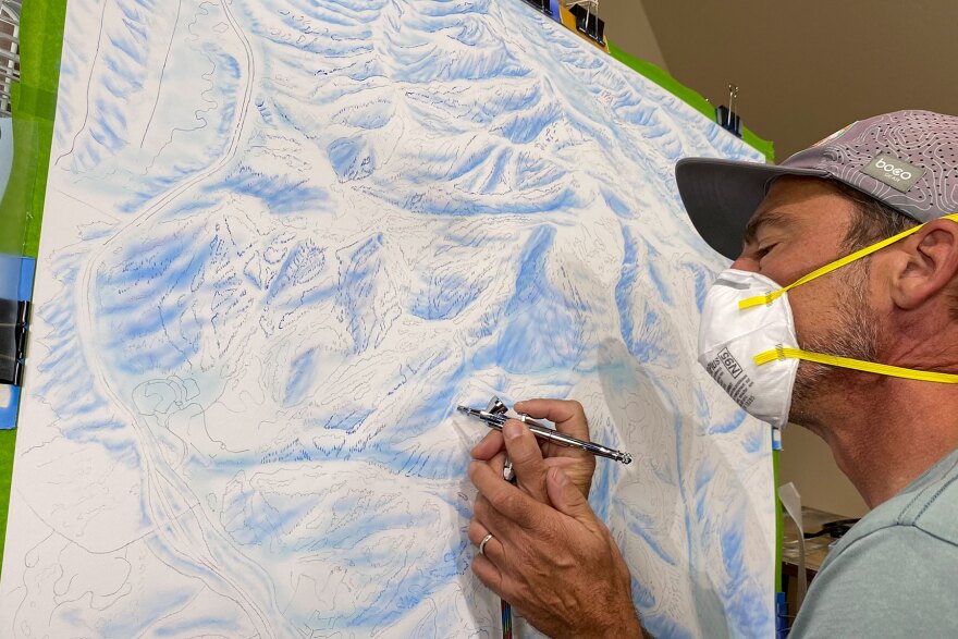 Смит использует аэрограф, чтобы добавить топографические особенности гор, составляющих долину Дир.