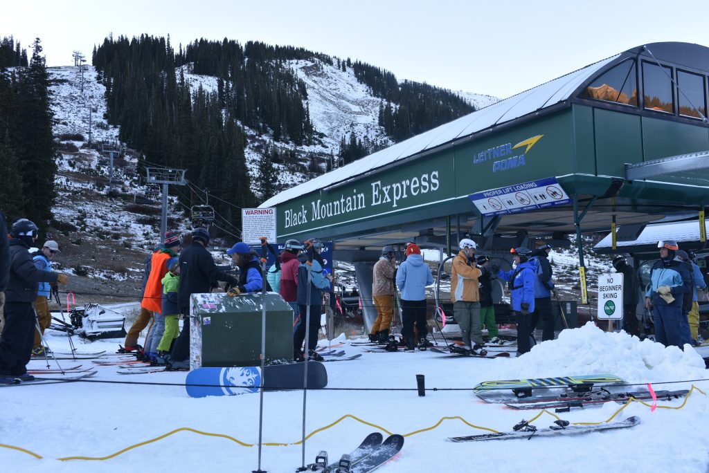 Бассейн Арапахо начинает сезон 2025–26 со дня открытия.