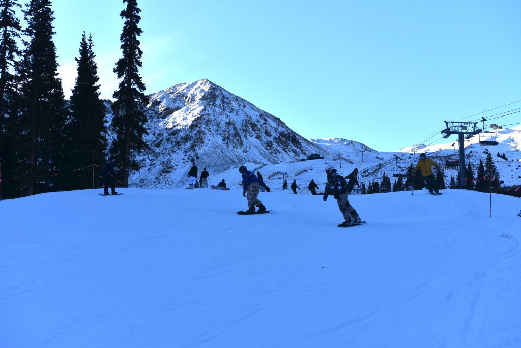 Бассейн Арапахо начинает сезон 2025–26 со дня открытия.