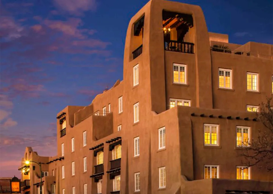 Ла Фонда на площади светится ночью