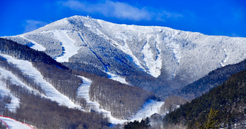 Заснеженный горнолыжный курорт Whiteface Mountain в горах Адирондак, Нью-Йорк