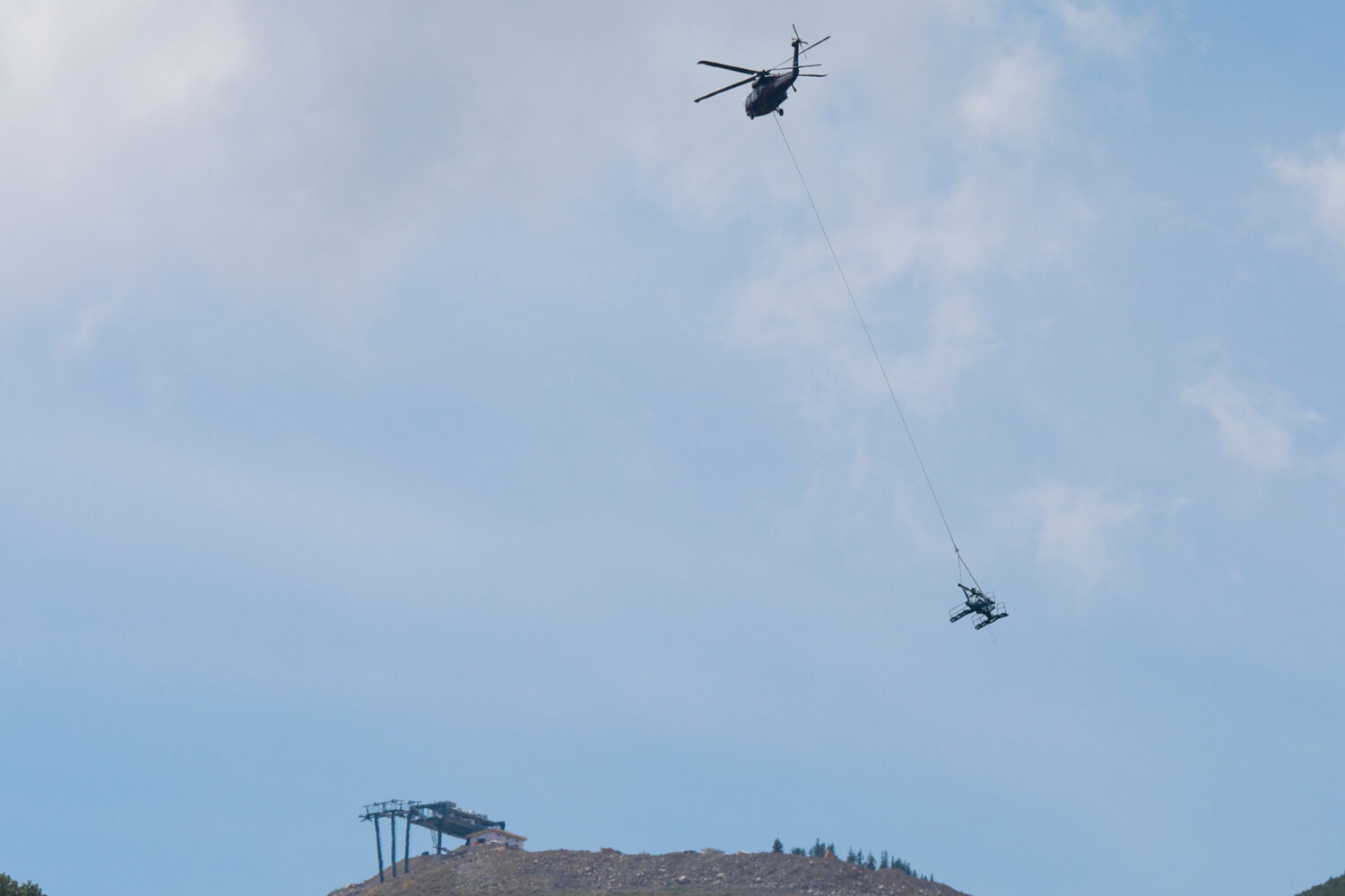 Верх девятой башни нового лифта Revelator Express устанавливается на место во время мероприятия «Расширенное совершенство: будущее в полете» в Дир-Вэлли в Парк-Сити в воскресенье, 7 сентября 2025 года.