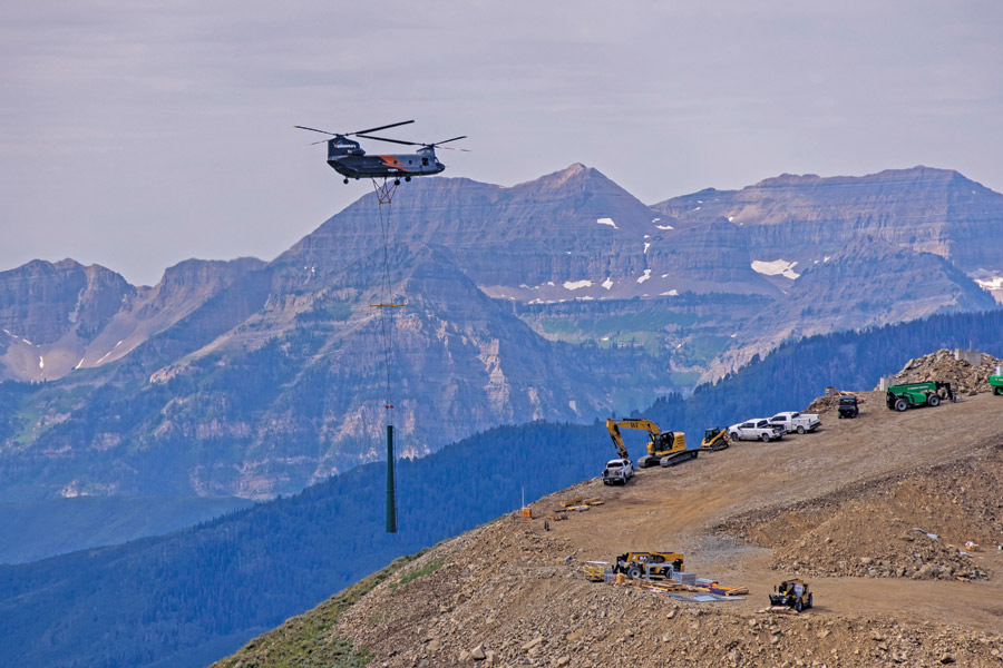 Вертолет перемещает подъемную башню