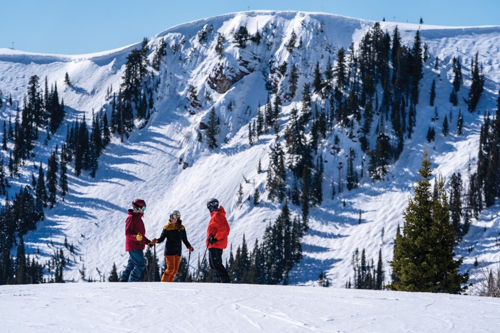 Группа друзей отдыхает на склонах Парк-Сити в солнечный день