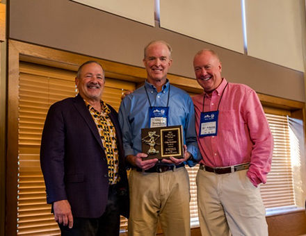 Скаловать президент Скотт Бранди оставил почетным председателем Уиндхэма Маунтин -Клуба Чип Симанс с наградой Зала славы Ski NY, врученный вождем Маунтгард Бо Адамс