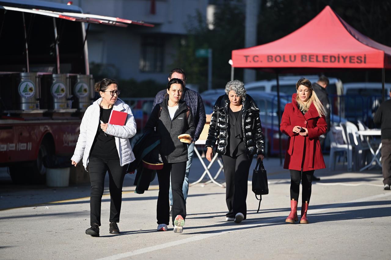 Родственники и адвокаты прибывают в Болу, где продолжается судебный процесс по делу о пожаре в отеле «Гранд Картал», Турция, 31 октября 2025 года. (Фото АА)
