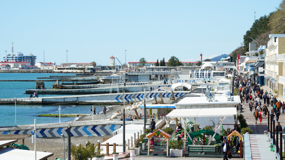 Почему стоит посетить курорт осенью?