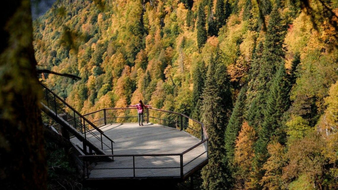 Почему стоит посетить курорт осенью?