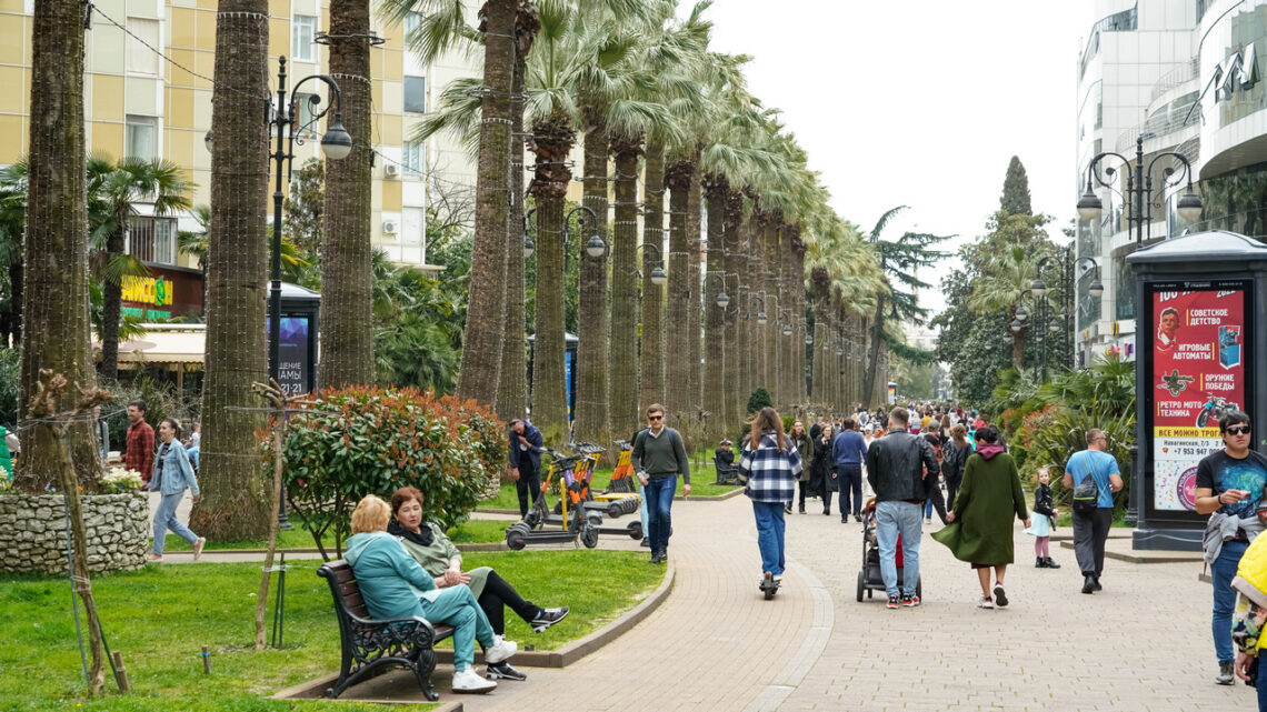 Почему стоит посетить курорт осенью?