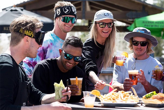 Друзья KT Base Bar Palisades-Tahoe после катания на лыжах.