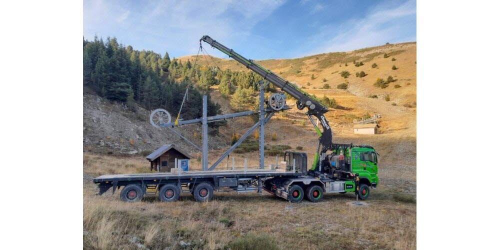 Символическое прощание со старым горнолыжным курортом: демонтаж подъемных башен в Сеюзе, 2000 г., Франция