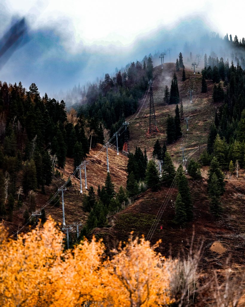 Теплая погода замедляет работы по оснежению на горнолыжных курортах Колорадо, но в долгосрочном прогнозе есть «надежда»