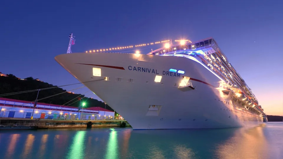 СТ. ТОМАС - 3 ЯНВАРЯ: Мечта масленицы в порту 3 января 2012 года в Сент-Томасе, Виргинские острова США. Dream — самый большой корабль, построенный для Карнавала, водоизмещением 130 000 тонн.