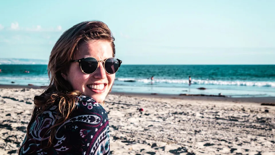 Девушка на пляже Коронадо, Сан-Диего, Калифорния.