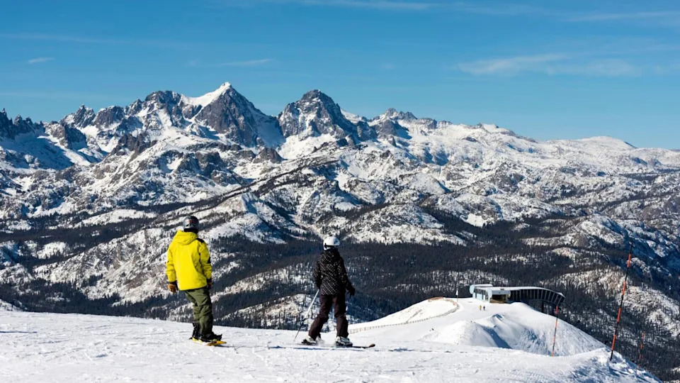 Вид на горнолыжную зону и горы, Маммот Лейкс, Калифорния LCCN2013633722, США