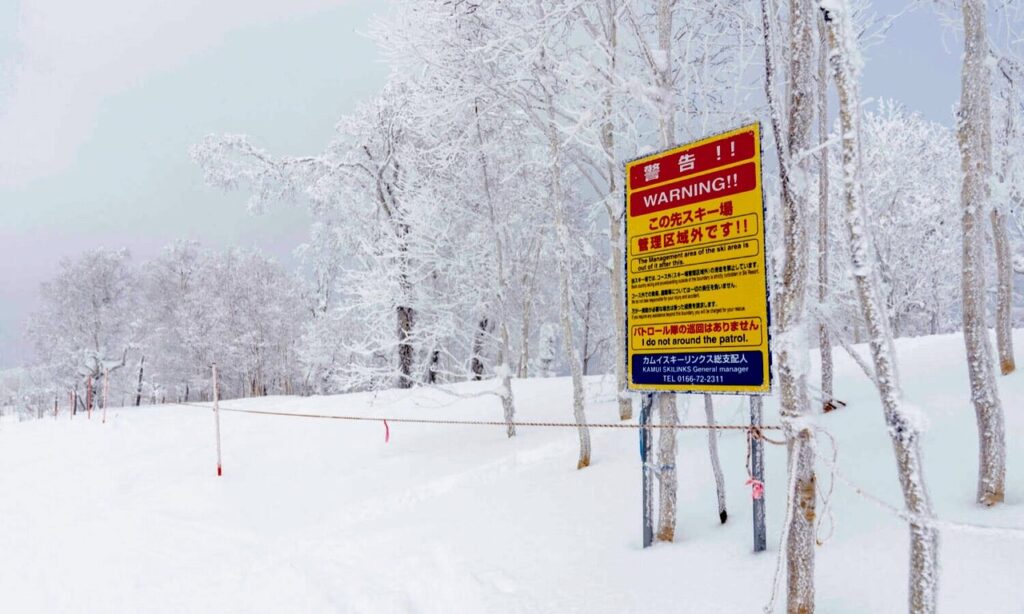 Предупреждающий знак на границе управляемой территории Kamui Ski Links. Изображение: Хендрик Моркель