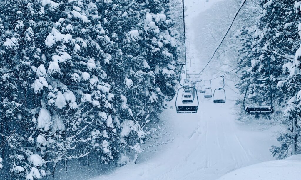 Порошковый рай под подъемником на горнолыжном курорте Чой Юда