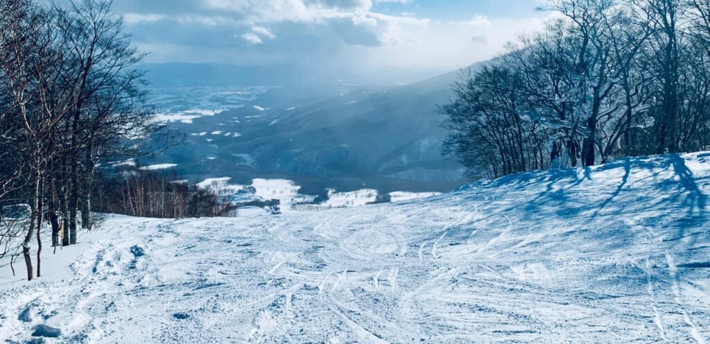 Вид со смены поля на вершине тропы Сиракаба на горнолыжном курорте Амихари-Онсэн. Изображение: Элиот Кокрейн