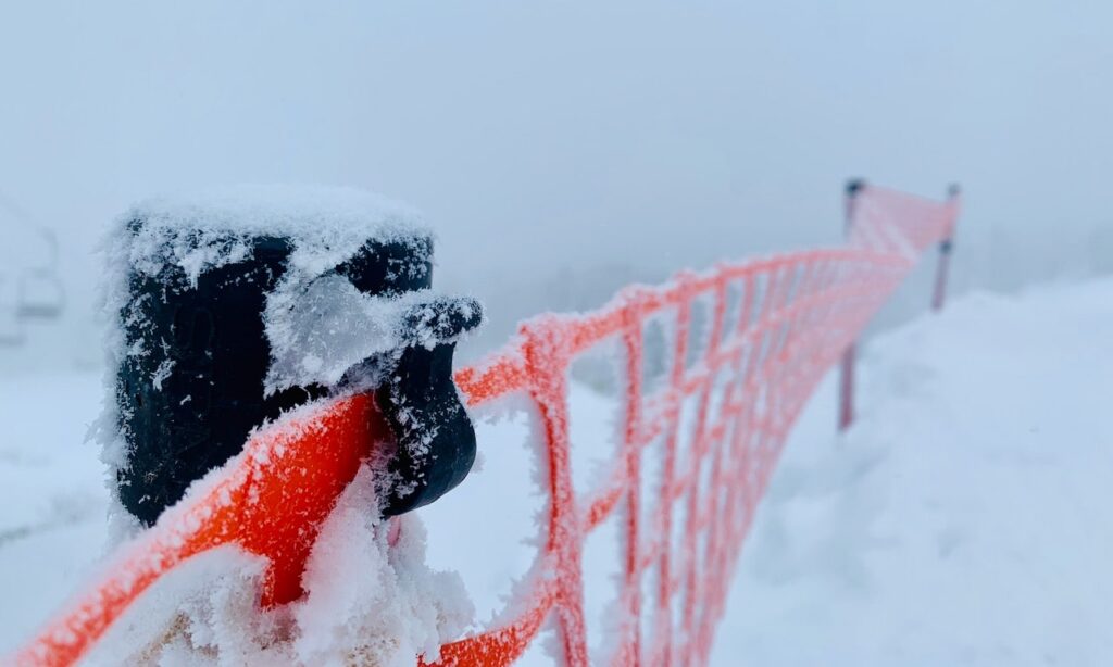 Легкое ограждение, покрытое снегом и льдом на вершине горнолыжного курорта Амихари Онсэн, блокирует вход прямо под верхнюю точку подъемника № 3. Изображение: Элиот Кокрейн
