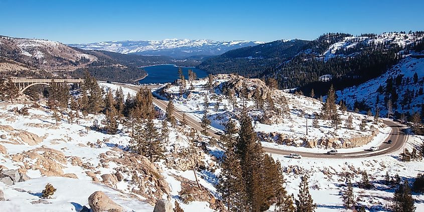 Доннер-Пасс недалеко от Траки, Калифорния.