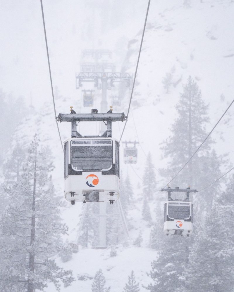 Гондольный подъемник от базы к базе на курорте Palisades Tahoe Resort в суматохе