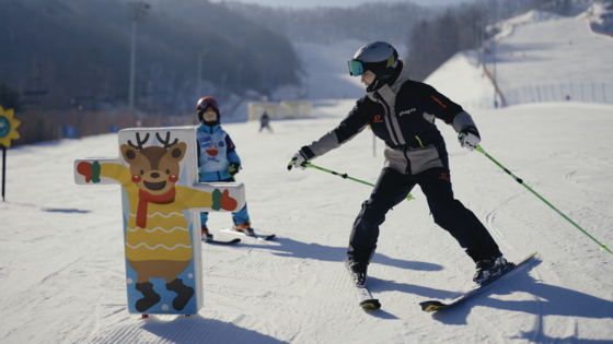 Лыжный инструктор обучает детей катанию на лыжах в парке Феникс в Пхенчхане, Канвондо. [PHOENIX HOTELS & RESORTS]