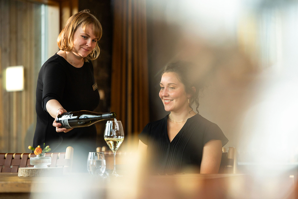 Самые необычные впечатления от путешествий, которые стоит забронировать прямо сейчас, включая лучшие горнолыжные курорты сезона.