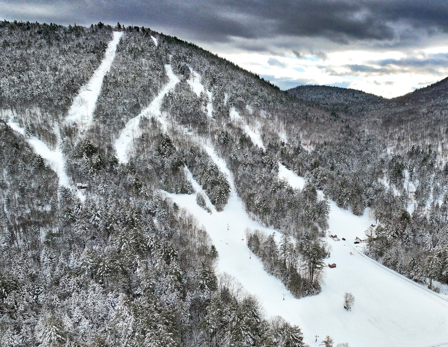 Парк-Сити-Маунтин, штат Юта, откладывает день открытия из-за небольшого снегопада в начале сезона