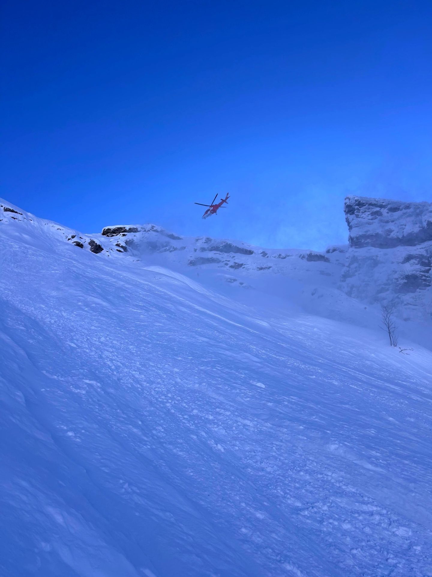 Лавина в Энгельберге, Швейцария, унесла двух лыжников на высоту 300 футов по фрирайдной местности