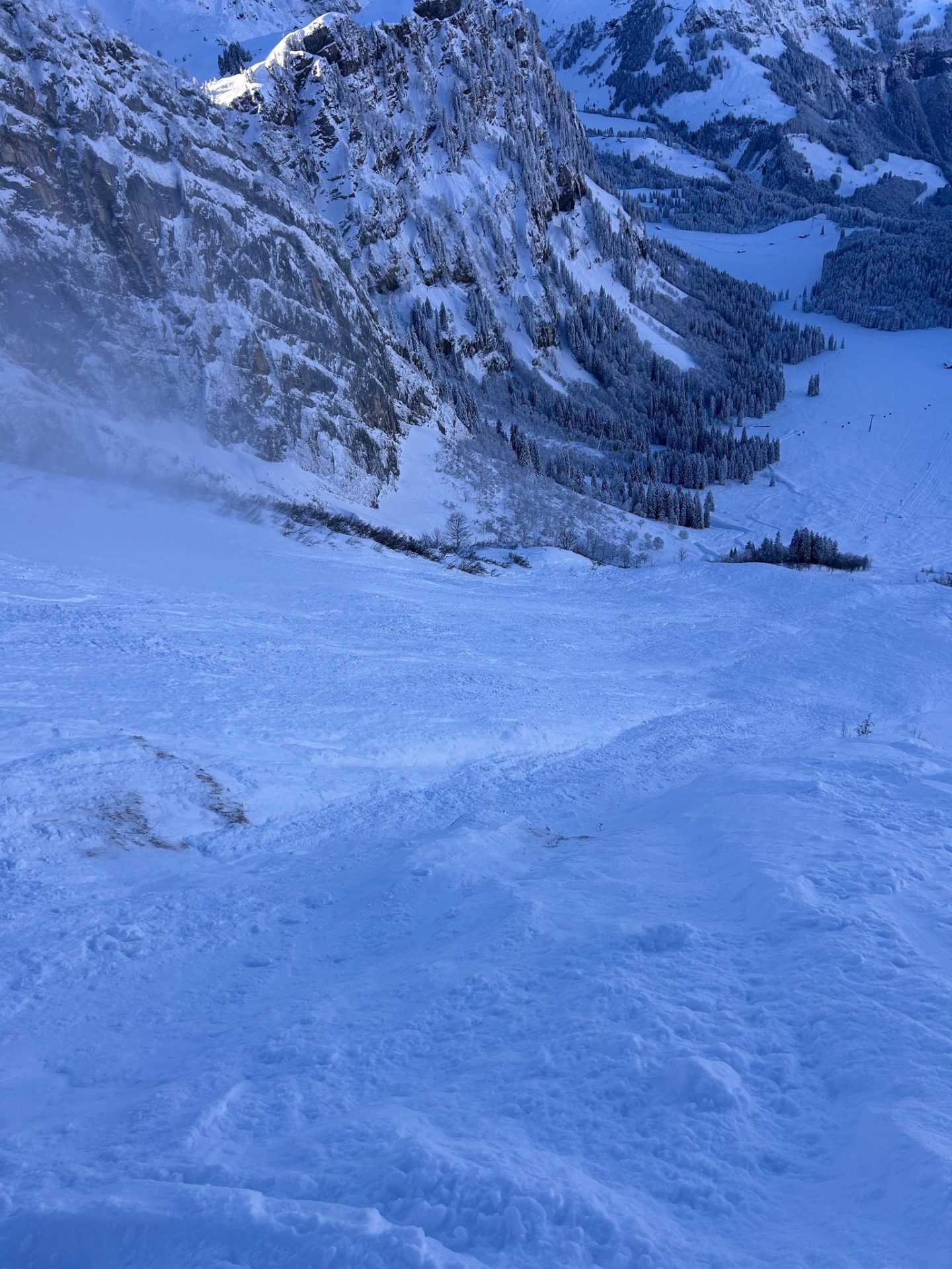 Лавина в Энгельберге, Швейцария, унесла двух лыжников на высоту 300 футов по фрирайдной местности