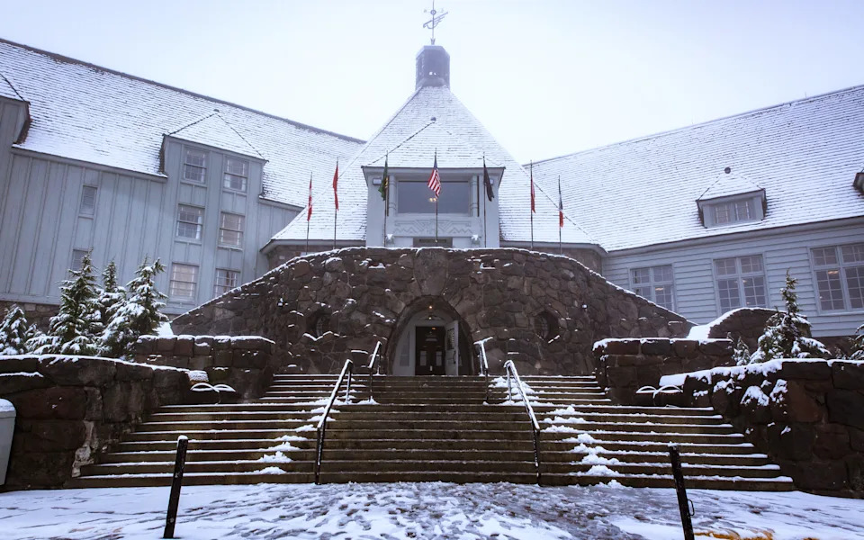 Вход в Timberline Lodge на снимке во время снежной бури.