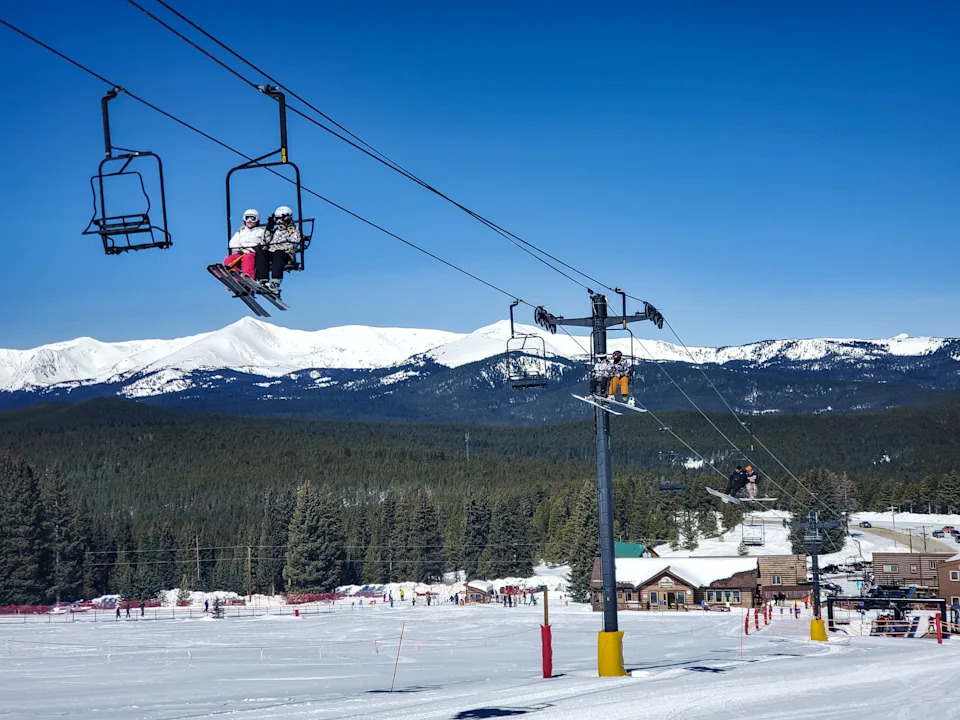 Ски Купер, Колорадо, США - 6 апреля 2023 года: Люди на подъемнике на горнолыжном курорте Ски Купер, Колорадо.
