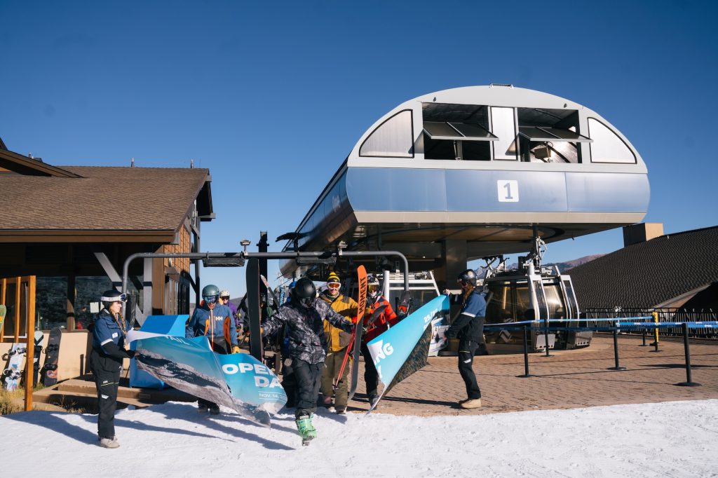Гора Вейл открывается в день синей птицы, предлагая гостям свежий вельвет и бесплатную еду.